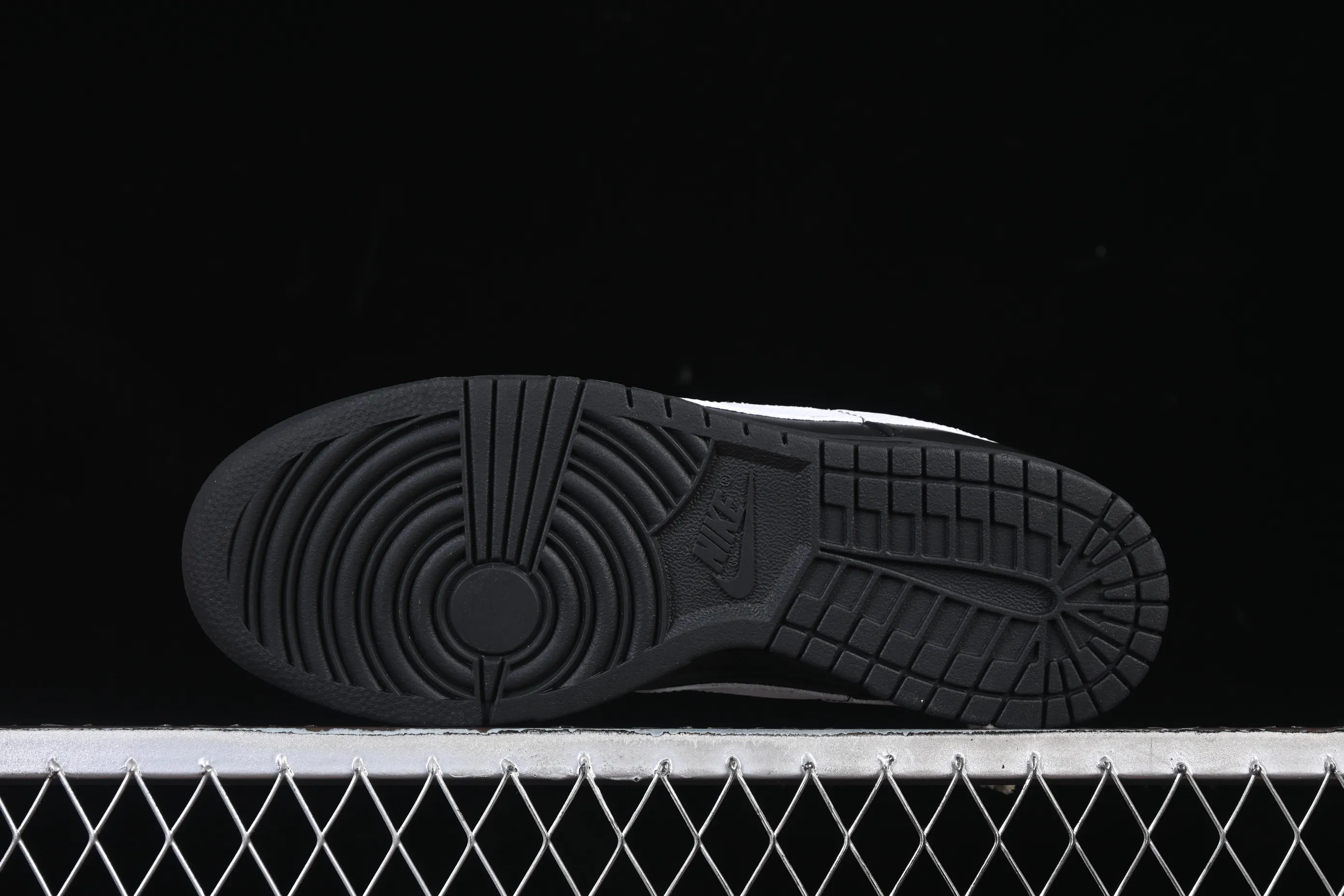 All Categories Nk SB Dunk Series Nk SB Dunk Low Low-top sneakers Nike SB Dunk Low All black and white hook Low-top casual sneakers IO7606-010